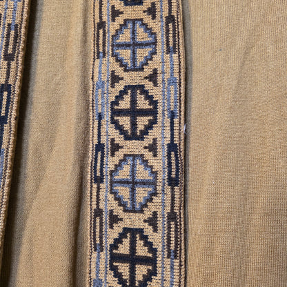 Shrug with Manali border